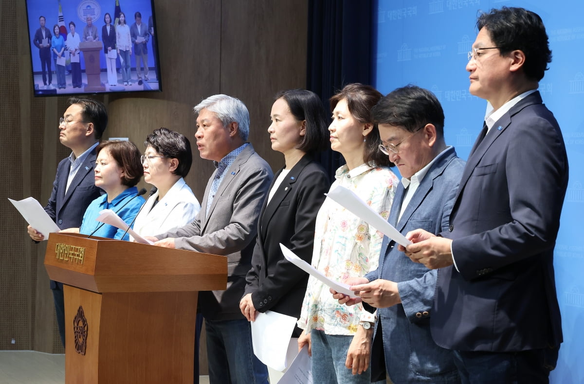 조국혁신당 김선민 당 대표 권한대행을 비롯한 의원들이 8일 서울 여의도 국회 소통관에서 